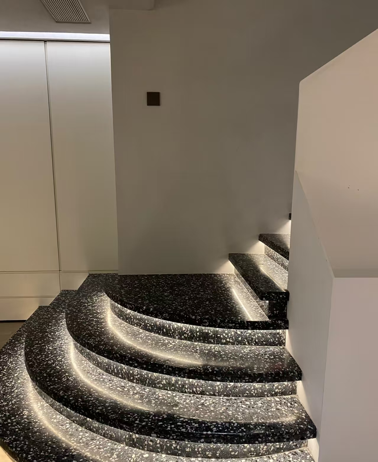 China Black Terrazzo Stone Slab for Staircase